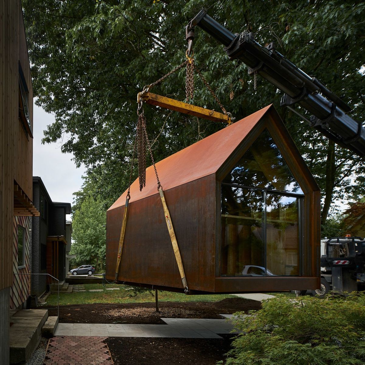 The corten steel exterior forms a seamless shell with no visible fasteners and this gives the cabin a minimalist look