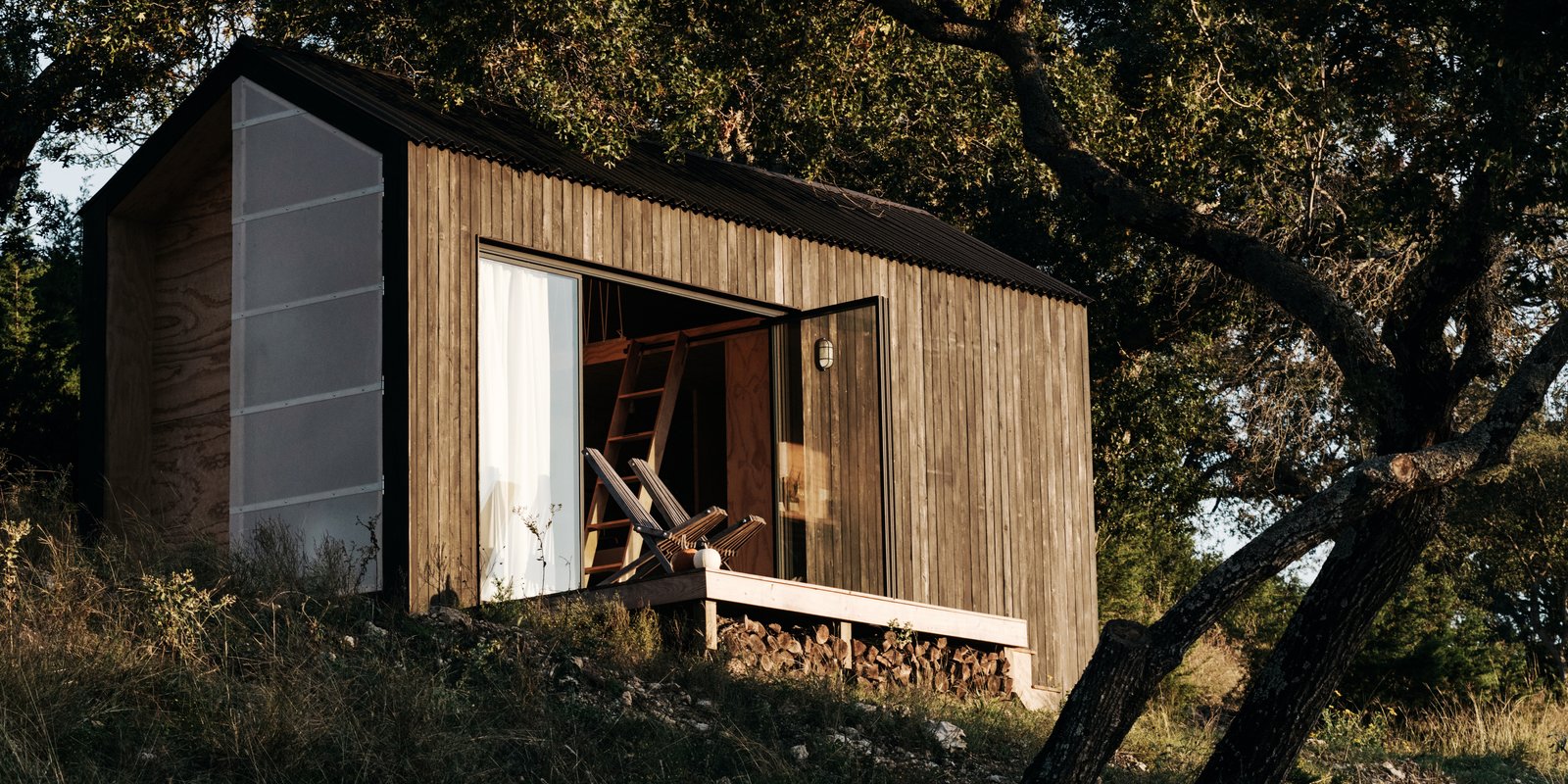 Although modern, the cabin lacks the huge windows and glass walls and instead is more privacy-oriented