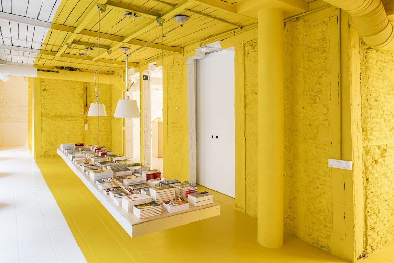 Amazing Use of Yellow for Office Interior: Meeting Space in Madrid