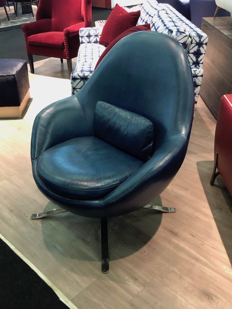 This seat combines a standard swivel mechanism with modern leather upholstery.