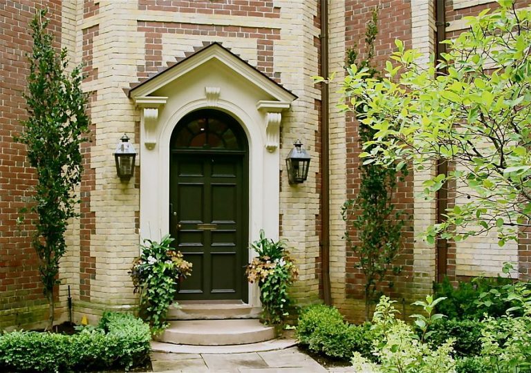 Right First Impressions: 30 Trendy Front Doors to Enliven the Entry
