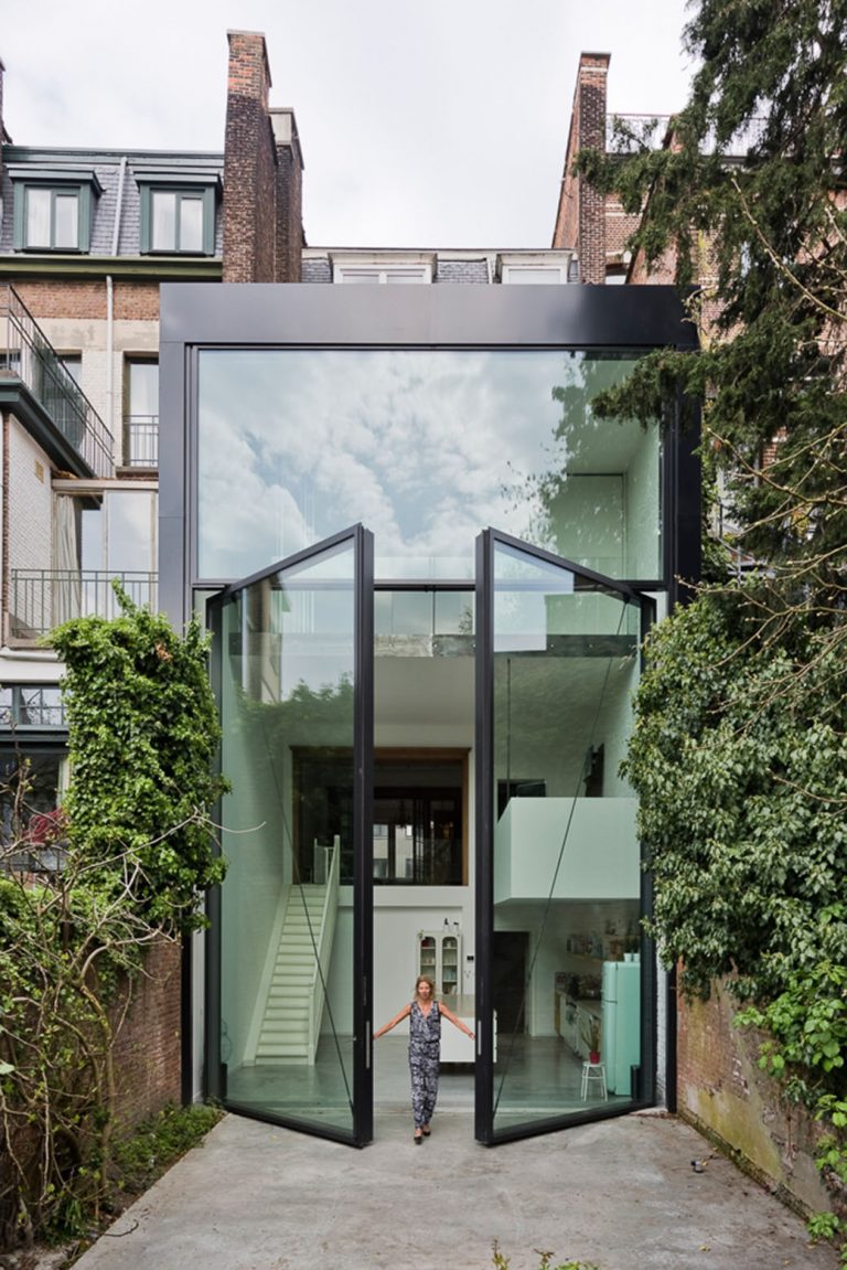 12 Extraordinary Houses With Glass Front Doors