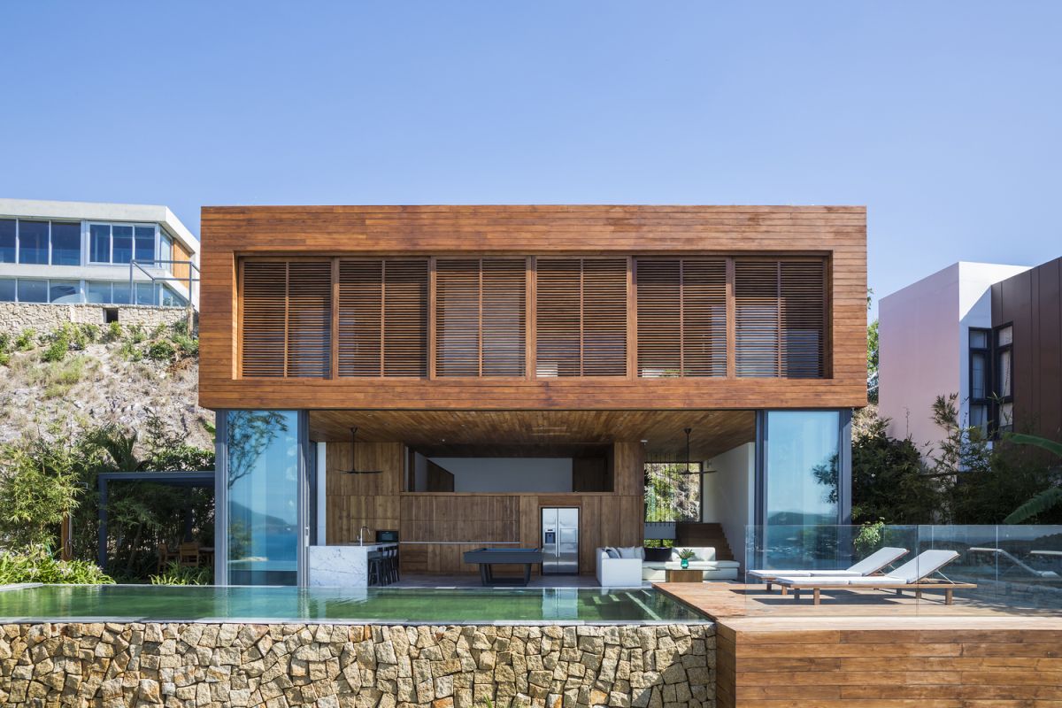 The timber-clad exterior gives the house a rather sophisticated look among other things