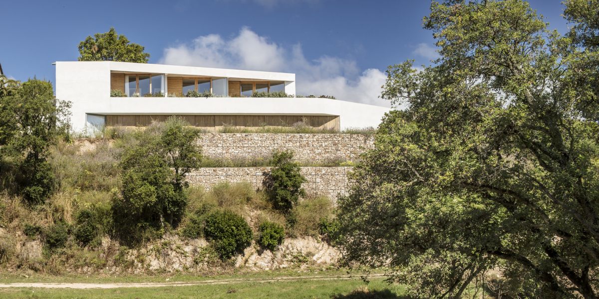 The house was pushed to the South limit of the site which maximizes its views
