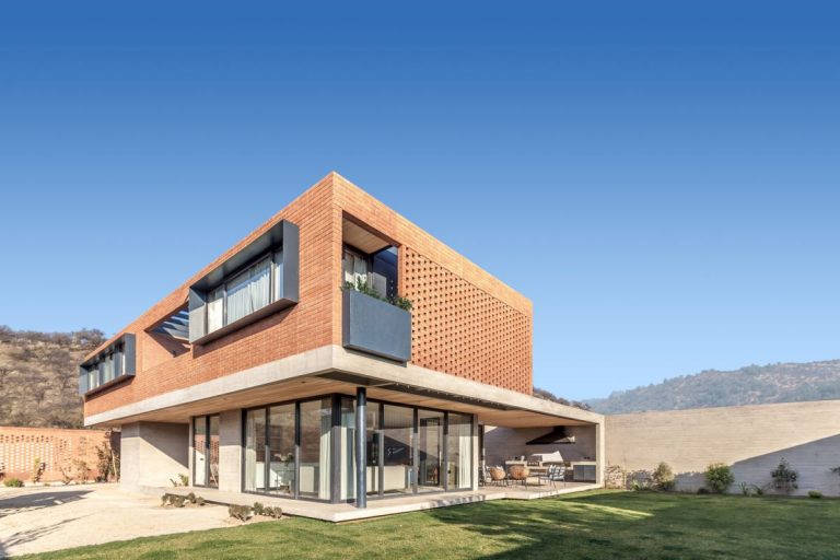 Modern House in Chile Sits On An Almost Flat Piece Of Land